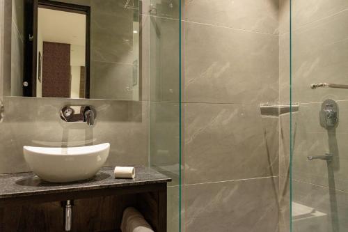Un baño de Hotel The Savode - Just 2 Mins From Golden Temple Amritsar