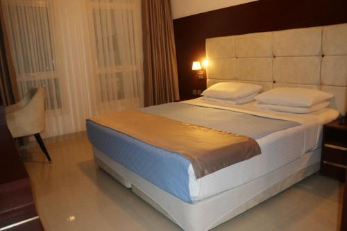 Кровать или кровати в номере Golden Airport Hotel