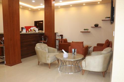 Гостиная зона в Golden Airport Hotel