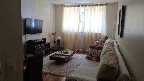 Uma área de estar em Apartamento Temporada Petrópolis - RJ