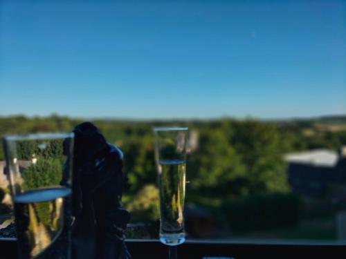 - un verre de champagne sur une table avec vue dans l'établissement L'idyle loft érotique détente, à Callac