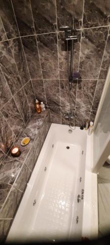 y baño con ducha y bañera. en secondhome en Estambul