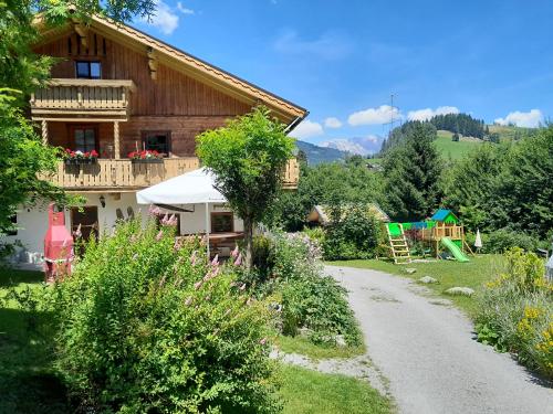 Κήπος έξω από το Landhaus Sommerbichl