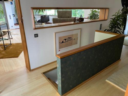 a living room with a mirror and a couch at Atelier Tiedemann in Soltau