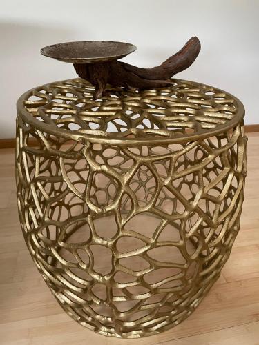 a metal bowl with a bird sitting on top of it at Atelier Tiedemann in Soltau