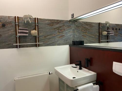 a bathroom with a sink and a mirror at Atelier Tiedemann in Soltau