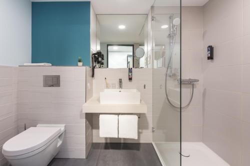 Un baño de Holiday Inn - the niu, Seven Dusseldorf Ost by IHG