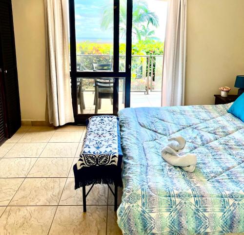 1 dormitorio con cama y ventana con vistas en BEACHFRONT Condo Bahia Encantada Jaco Beach L1, en Jacó