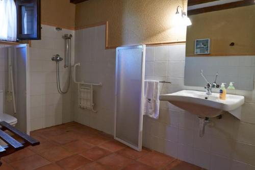een badkamer met een douche en een wastafel bij Casas rurales Camaretas in Yeste