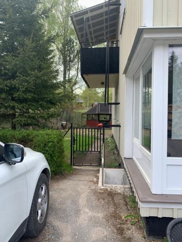 een auto geparkeerd voor een huis met een veranda bij Dinx in Hällefors