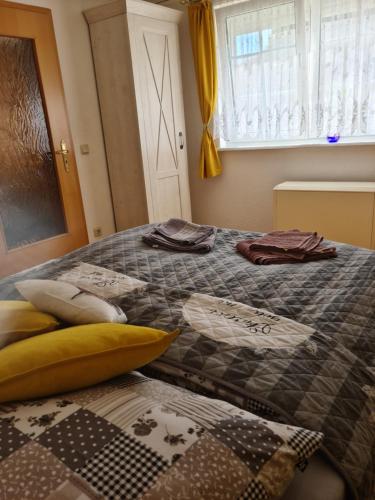 um quarto com uma cama com duas toalhas em FerienGnevkow45 - Mit dem Zug direkt ins Grüne - Entspannung inklusive em Gnevkow