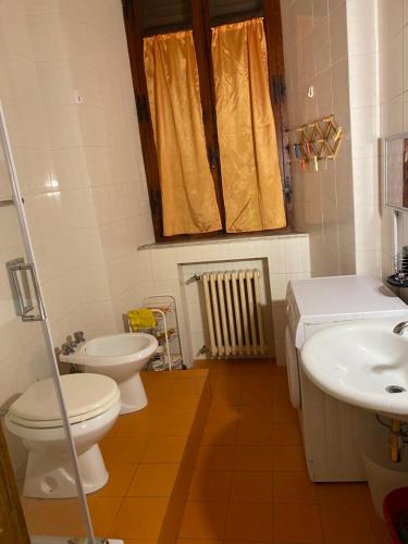 baño con 2 aseos y lavamanos en ViviSiena, en Siena