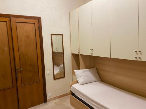 Habitación pequeña con cama y armario en ViviSiena, en Siena