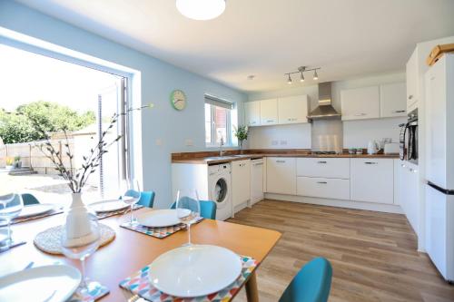 uma cozinha com uma mesa e uma sala de jantar em 'Elements' 3 bed home in Bracklesham Bay em Chichester