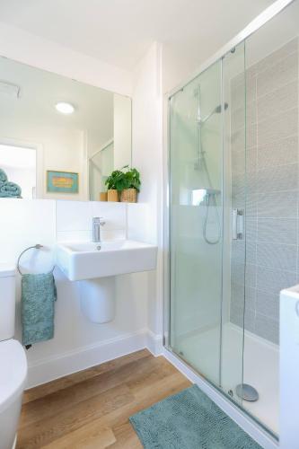Bilik mandi di 'Elements' 3 bed home in Bracklesham Bay