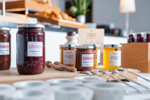 un gruppo di barattoli di marmellata su un bancone di Hôtel Le Saint-James a Bouliac
