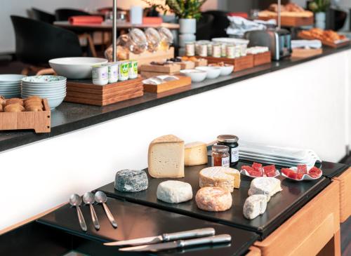 una vetrina con diversi tipi di pane e prodotti da forno di Hôtel Le Saint-James a Bouliac
