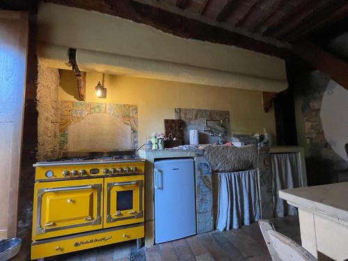 a kitchen with a stove and a stove top oven at Casa Antica in Castiglione dʼOrcia