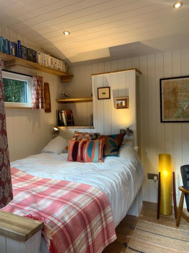 1 dormitorio con 1 cama en una habitación pequeña en Shepherd’s delight en Tintern