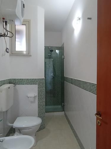 y baño con aseo y ducha. en Carmen Suite, en Cefalú