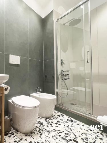 a bathroom with a toilet and a shower at Interno Sei B&B in Agropoli