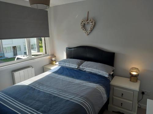 Postel nebo postele na pokoji v ubytování Galwad y Mór a Coastal Escape In Pembrokeshire's National Parks