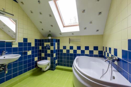 a bathroom with a toilet and a sink at Dom z Widokiem Mucharz 405 in Mucharz