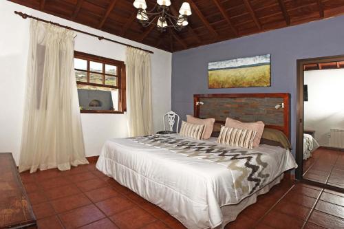 um quarto com uma cama e uma janela em Casa El Roquito em Lodero