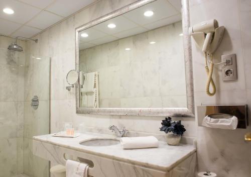 A bathroom at Los Angeles Hotel & Spa