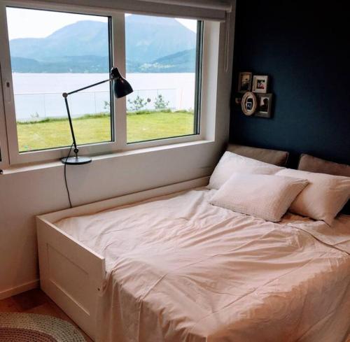 Postel nebo postele na pokoji v ubytování Modern fjordview funkis-only steps from the sea