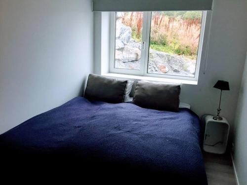 Postel nebo postele na pokoji v ubytování Modern fjordview funkis-only steps from the sea