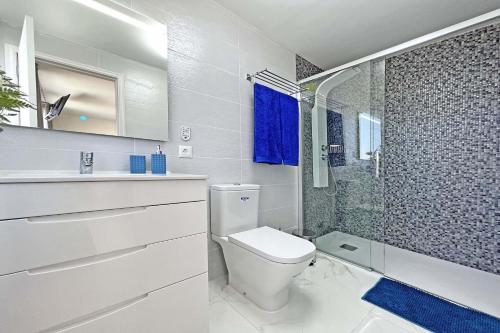 ein weißes Badezimmer mit Toilette und Dusche in der Unterkunft Casa Gerald in Costa Del Silencio