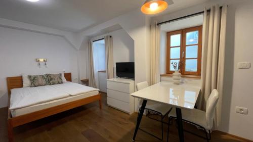 sypialnia z łóżkiem, stołem i biurkiem w obiekcie Apartments Fonda House w mieście Piran