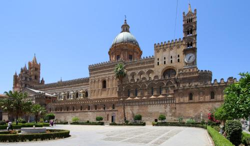 un gran edificio con una torre de reloj. en Casa Cristy palermo, en Palermo