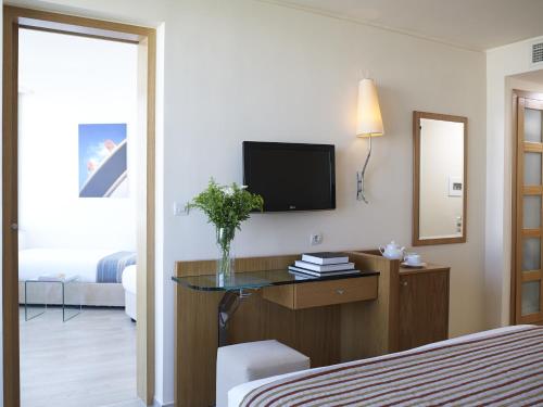 TV a/nebo společenská místnost v ubytování Kriti Beach Hotel