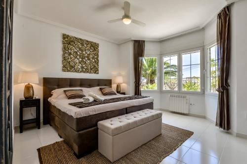 ein Schlafzimmer mit einem großen Bett und einem Fenster in der Unterkunft Very Luxurious Seaside Villa With Private Pool in El Campello