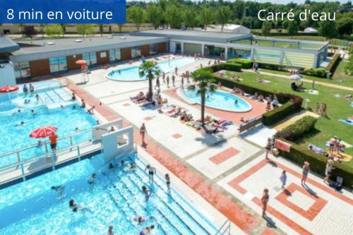 une image d'une piscine dans un parc de baignade dans l'établissement Appartement T2 GDX Privilège - Bourg en Bresse - Centre Ville & Gare, à Bourg-en-Bresse