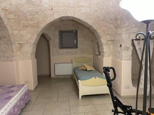 una camera da letto con un letto in un muro di pietra di La Valle dei Trulli Relais a Martina Franca
