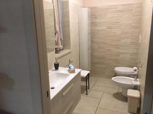 un bagno con lavandino e WC di La Valle dei Trulli Relais a Martina Franca