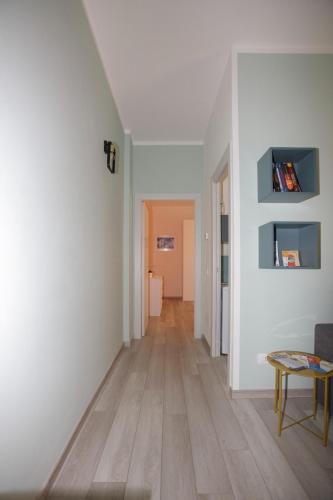 einen Flur mit weißen Wänden und Holzböden in der Unterkunft Casa di Dani (città 011015-LT-2232) in La Spezia