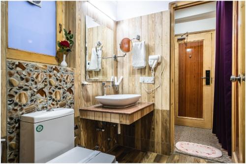 uma casa de banho com um lavatório e um WC em Sangaylay palace em Leh