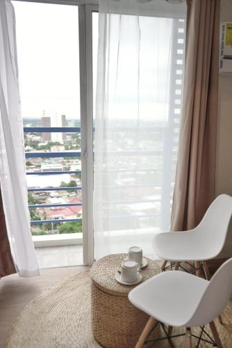 Ein Balkon oder eine Terrasse in der Unterkunft Quince Studio w/ Balcony Orochi Staycation PH at Loop Tower CDO