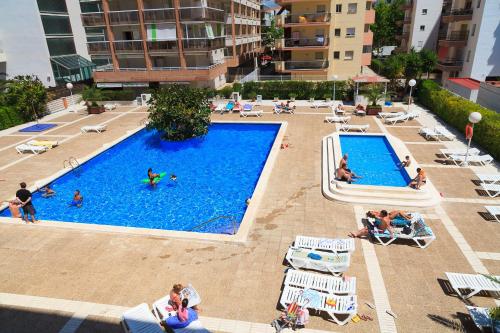 an overhead view of a swimming pool with people in it at UHC CENTER APARTMENTS in Salou