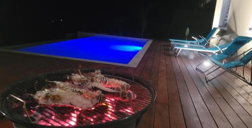 Bazén v ubytování VILLA CARAIBES vue mer exceptionnelle nebo v jeho okolí