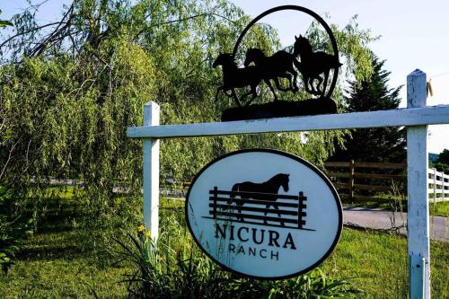 Nicura Ranch Inn & Stablesに飾ってある許可証、賞状、看板またはその他の書類