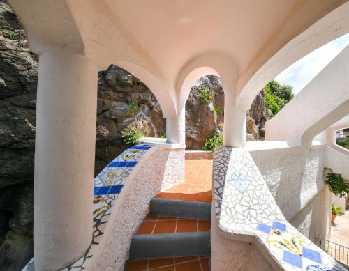 une terrasse couverte avec un escalier en carreaux bleus et blancs dans l'établissement Villa Marecoco, à Ischia