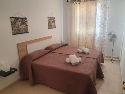 sypialnia z łóżkiem z dwoma ręcznikami w obiekcie APARTAMENTO EL RINCÓN w mieście La Restinga