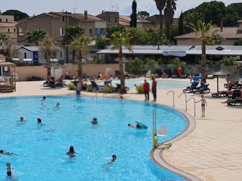 a group of people swimming in a swimming pool at Les sables du midi in Valras-Plage