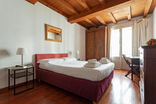 - une chambre avec un lit, un bureau et une fenêtre dans l'établissement Suite Via Torino, à Milan