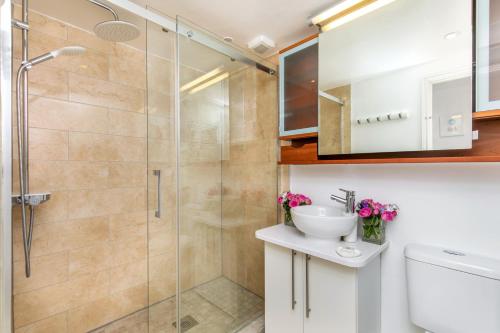 uma casa de banho com um chuveiro e um lavatório. em The Sky Penthouse em Winchester